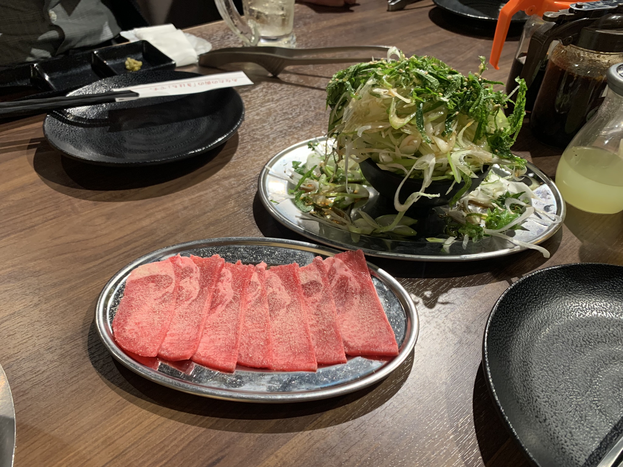 もともと自社で焼肉食べ放題店をやっていたが、フルリニューアルでアラカルト型の焼肉店に挑戦。